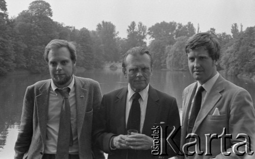 6.06.1981, Warszawa, Polska.
Wizyta Czesława Miłosza w Polsce po otrzymaniu Literackiej Nagrody Nobla - poeta z synami Antonim (na lewo) i Piotrem przed Pałacem na Wodzie w Łazienkach Królewskich. 
Fot. NN, zbiory Ośrodka KARTA/Independent Polish Agency (IPA) przekazał Józef Lebenbaum