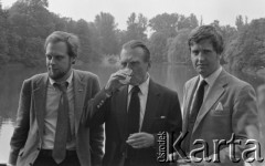 6.06.1981, Warszawa, Polska.
Wizyta Czesława Miłosza w Polsce po otrzymaniu Literackiej Nagrody Nobla - poeta z synami Antonim (na lewo) i Piotrem przed Pałacem na Wodzie w Łazienkach Królewskich. 
Fot. NN, zbiory Ośrodka KARTA/Independent Polish Agency (IPA) przekazał Józef Lebenbaum