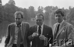 6.06.1981, Warszawa, Polska.
Wizyta Czesława Miłosza w Polsce po otrzymaniu Literackiej Nagrody Nobla - poeta z synami Antonim (na lewo) i Piotrem przed Pałacem na Wodzie w Łazienkach Królewskich. 
Fot. NN, zbiory Ośrodka KARTA/Independent Polish Agency (IPA) przekazał Józef Lebenbaum