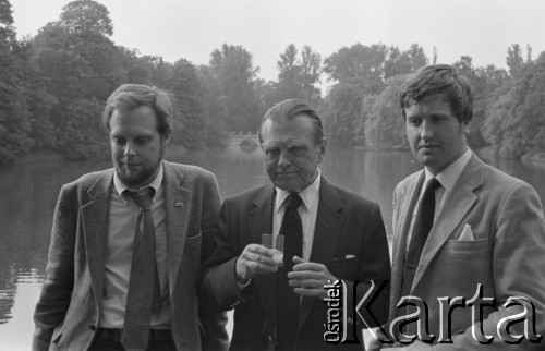 6.06.1981, Warszawa, Polska.
Wizyta Czesława Miłosza w Polsce po otrzymaniu Literackiej Nagrody Nobla - poeta z synami Antonim (na lewo) i Piotrem przed Pałacem na Wodzie w Łazienkach Królewskich. 
Fot. NN, zbiory Ośrodka KARTA/Independent Polish Agency (IPA) przekazał Józef Lebenbaum