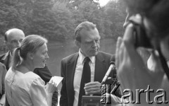 6.06.1981, Warszawa, Polska.
Wizyta Czesława Miłosza w Polsce po otrzymaniu Literackiej Nagrody Nobla - wizyta w Łazienkach Królewskich. 
Fot. NN, zbiory Ośrodka KARTA/Independent Polish Agency (IPA) przekazał Józef Lebenbaum