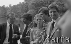 6.06.1981, Warszawa, Polska.
Wizyta Czesława Miłosza w Polsce po otrzymaniu Literackiej Nagrody Nobla - wizyta w Łazienkach Królewskich. 
Fot. NN, zbiory Ośrodka KARTA/Independent Polish Agency (IPA) przekazał Józef Lebenbaum
