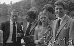 6.06.1981, Warszawa, Polska.
Wizyta Czesława Miłosza w Polsce po otrzymaniu Literackiej Nagrody Nobla - wizyta w Łazienkach Królewskich. 
Fot. NN, zbiory Ośrodka KARTA/Independent Polish Agency (IPA) przekazał Józef Lebenbaum