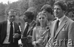 6.06.1981, Warszawa, Polska.
Wizyta Czesława Miłosza w Polsce po otrzymaniu Literackiej Nagrody Nobla - wizyta w Łazienkach Królewskich. 
Fot. NN, zbiory Ośrodka KARTA/Independent Polish Agency (IPA) przekazał Józef Lebenbaum