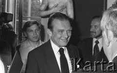6.06.1981, Warszawa, Polska.
Czesław Miłosz podczas pierwszej wizyty w Polsce po otrzymaniu Literackiej Nagrody Nobla. Spotkanie z poetą w Pałacu na Wodzie w Łazienkach Królewskich. W środku - Czesław Miłosz. Na drugim planie, po prawej stronie - Marek Kwiatkowski (?), dyrektor zespołu pałacowo-ogrodowego w Łazienkach.
Fot. NN, zbiory Ośrodka KARTA/Independent Polish Agency (IPA) przekazał Józef Lebenbaum