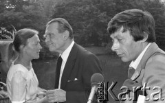 6.06.1981, Warszawa, Polska.
Wizyta Czesława Miłosza w Polsce po otrzymaniu Literackiej Nagrody Nobla - wizyta w Łazienkach Królewskich. 
Fot. NN, zbiory Ośrodka KARTA/Independent Polish Agency (IPA) przekazał Józef Lebenbaum