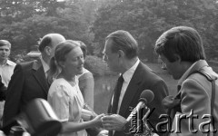 6.06.1981, Warszawa, Polska.
Wizyta Czesława Miłosza w Polsce po otrzymaniu Literackiej Nagrody Nobla - wizyta w Łazienkach Królewskich. 
Fot. NN, zbiory Ośrodka KARTA/Independent Polish Agency (IPA) przekazał Józef Lebenbaum