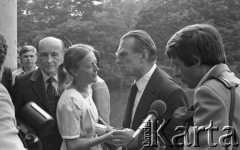 6.06.1981, Warszawa, Polska.
Wizyta Czesława Miłosza w Polsce po otrzymaniu Literackiej Nagrody Nobla - wizyta w Łazienkach Królewskich. 
Fot. NN, zbiory Ośrodka KARTA/Independent Polish Agency (IPA) przekazał Józef Lebenbaum