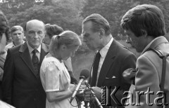 6.06.1981, Warszawa, Polska.
Wizyta Czesława Miłosza w Polsce po otrzymaniu Literackiej Nagrody Nobla - wizyta w Łazienkach Królewskich. 
Fot. NN, zbiory Ośrodka KARTA/Independent Polish Agency (IPA) przekazał Józef Lebenbaum