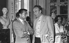 6.06.1981, Warszawa, Polska.
Wizyta Czesława Miłosza w Polsce po otrzymaniu Literackiej Nagrody Nobla - spotkanie w Łazienkach Królewskich. Na prawo stoi aktor, Andrzej Szczepkowski.
Fot. NN, zbiory Ośrodka KARTA/Independent Polish Agency (IPA) przekazał Józef Lebenbaum
