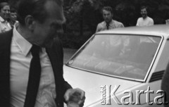 6.06.1981, Warszawa, Polska.
Wizyta Czesława Miłosza w Polsce po otrzymaniu Literackiej Nagrody Nobla - wizyta w Łazienkach Królewskich. 
Fot. NN, zbiory Ośrodka KARTA/Independent Polish Agency (IPA) przekazał Józef Lebenbaum