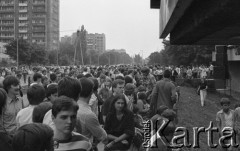 6.06.1981, Warszawa, Polska.
Wizyta Czesława Miłosza w Polsce po otrzymaniu Literackiej Nagrody Nobla - czytelnicy przed budynkiem Centralnego Klubu Studentów Politechniki Warszawskiej 