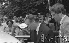 6.06.1981, Warszawa, Polska.
Wizyta Czesława Miłosza w Polsce po otrzymaniu Literackiej Nagrody Nobla - pisarz wsiada do samochodu.
Fot. NN, zbiory Ośrodka KARTA/Independent Polish Agency (IPA) przekazał Józef Lebenbaum