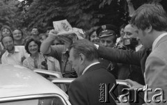 6.06.1981, Warszawa, Polska.
Wizyta Czesława Miłosza w Polsce po otrzymaniu Literackiej Nagrody Nobla - pisarz wsiada do samochodu.
Fot. NN, zbiory Ośrodka KARTA/Independent Polish Agency (IPA) przekazał Józef Lebenbaum