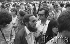 6.06.1981, Warszawa, Polska.
Wizyta Czesława Miłosza w Polsce po otrzymaniu Literackiej Nagrody Nobla. Krytyk literacki, Wacław Sadkowski - wśród oczekujących na przybycie pisarza przed Centralnym Klubem Studentów Politechniki Warszawskiej 