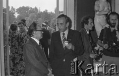 6.06.1981, Warszawa, Polska.
Wizyta Czesława Miłosza w Polsce po otrzymaniu Literackiej Nagrody Nobla - wizyta w Łazienkach Królewskich. Wśród zaproszonych gości - Tadeusz Mazowiecki. 
Fot. NN, zbiory Ośrodka KARTA/Independent Polish Agency (IPA) przekazał Józef Lebenbaum