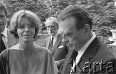6.06.1981, Warszawa, Polska.
Wizyta Czesława Miłosza w Polsce po otrzymaniu Literackiej Nagrody Nobla - wizyta w Łazienkach Królewskich. Czesław Miłosz i Carol Thigpen. Na drugim planie (pośrodku zdjęcia) stoi Jacek Woźniakowski.
Fot. NN, zbiory Ośrodka KARTA/Independent Polish Agency (IPA) przekazał Józef Lebenbaum