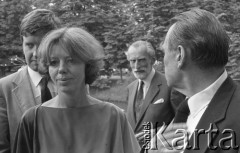 6.06.1981, Warszawa, Polska.
Wizyta Czesława Miłosza w Polsce po otrzymaniu Literackiej Nagrody Nobla - wizyta w Łazienkach Królewskich. Czesław Miłosz i Carol Thigpen. Na drugim planie (pośrodku zdjęcia) stoi Jacek Woźniakowski.
Fot. NN, zbiory Ośrodka KARTA/Independent Polish Agency (IPA) przekazał Józef Lebenbaum