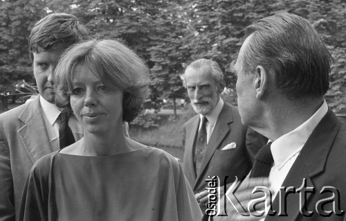 6.06.1981, Warszawa, Polska.
Wizyta Czesława Miłosza w Polsce po otrzymaniu Literackiej Nagrody Nobla - wizyta w Łazienkach Królewskich. Czesław Miłosz i Carol Thigpen. Na drugim planie (pośrodku zdjęcia) stoi Jacek Woźniakowski.
Fot. NN, zbiory Ośrodka KARTA/Independent Polish Agency (IPA) przekazał Józef Lebenbaum
