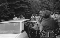 6.06.1981, Warszawa, Polska.
Wizyta Czesława Miłosza w Polsce po otrzymaniu Literackiej Nagrody Nobla - wizyta w Łazienkach Królewskich. 
Fot. NN, zbiory Ośrodka KARTA/Independent Polish Agency (IPA) przekazał Józef Lebenbaum