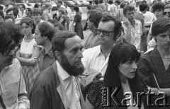 6.06.1981, Warszawa, Polska.
Wizyta Czesława Miłosza w Polsce po otrzymaniu Literackiej Nagrody Nobla. Krytyk literacki, Wacław Sadkowski - wśród oczekujących na przybycie pisarza przed Centralnym Klubem Studentów Politechniki Warszawskiej 