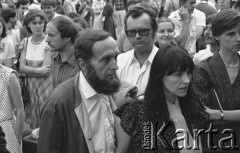 6.06.1981, Warszawa, Polska.
Wizyta Czesława Miłosza w Polsce po otrzymaniu Literackiej Nagrody Nobla. Krytyk literacki, Wacław Sadkowski - wśród oczekujących na przybycie pisarza przed Centralnym Klubem Studentów Politechniki Warszawskiej 