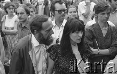 6.06.1981, Warszawa, Polska.
Wizyta Czesława Miłosza w Polsce po otrzymaniu Literackiej Nagrody Nobla. Krytyk literacki, Wacław Sadkowski - wśród oczekujących na przybycie pisarza przed Centralnym Klubem Studentów Politechniki Warszawskiej 