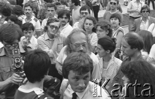 6.06.1981, Warszawa, Polska.
Wizyta Czesława Miłosza w Polsce po otrzymaniu Literackiej Nagrody Nobla. Czytelnicy oczekują na przybycie pisarza przed Centralnym Klubem Studentów Politechniki Warszawskiej 