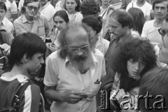 6.06.1981, Warszawa, Polska.
Wizyta Czesława Miłosza w Polsce po otrzymaniu Literackiej Nagrody Nobla. Czytelnicy oczekują na przybycie pisarza przed Centralnym Klubem Studentów Politechniki Warszawskiej 