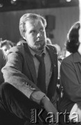 6.06.1981, Warszawa, Polska.
Wizyta Czesława Miłosza w Polsce po otrzymaniu Literackiej Nagrody Nobla. Syn pisarza, Antoni Miłosz na spotkaniu z czytelnikami w Centralnym Klubie Studentów Politechniki Warszawskiej 