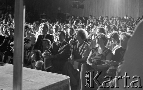 6.06.1981, Warszawa, Polska.
Wizyta Czesława Miłosza w Polsce po otrzymaniu Literackiej Nagrody Nobla - spotkanie z czytelnikami w Centralnym Klubie Studentów Politechniki Warszawskiej 