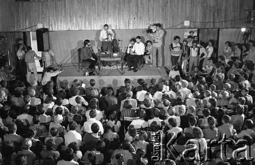 6.06.1981, Warszawa, Polska.
Wizyta Czesława Miłosza w Polsce po otrzymaniu Literackiej Nagrody Nobla - spotkanie z czytelnikami w Centralnym Klubie Studentów Politechniki Warszawskiej 