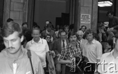 7.06.1981, Warszawa, Polska.
Wizyta Czesława Miłosza w Polsce po otrzymaniu Literackiej Nagrody Nobla - noblista przed siedzibą PEN Clubu.
Fot. NN, zbiory Ośrodka KARTA/Independent Polish Agency (IPA) przekazał Józef Lebenbaum