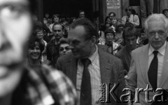 7.06.1981, Warszawa, Polska.
Wizyta Czesława Miłosza w Polsce po otrzymaniu Literackiej Nagrody Nobla - noblista przed siedzibą PEN Clubu.
Fot. NN, zbiory Ośrodka KARTA/Independent Polish Agency (IPA) przekazał Józef Lebenbaum