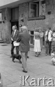 8.06.1981, Warszawa, Polska.
Wizyta Czesława Miłosza w Polsce po otrzymaniu Literackiej Nagrody Nobla - czytelnicy przed siedzibą wydawnictwa 
