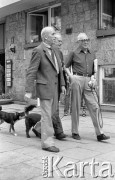 8.06.1981, Warszawa, Polska.
Wizyta Czesława Miłosza w Polsce po otrzymaniu Literackiej Nagrody Nobla - oczekiwanie na noblistę przed siedzibą wydawnictwa 