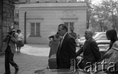8.06.1981, Warszawa, Polska.
Wizyta Czesława Miłosza w Polsce po otrzymaniu Literackiej Nagrody Nobla - Czesław Miłosz przed siedzibą wydawnictwa 