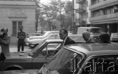 6-12.06.1981, Warszawa, Polska.
Wizyta Czesława Miłosza w Polsce po otrzymaniu Literackiej Nagrody Nobla - Czesław Miłosz wysiada z samochodu.
Fot. NN, zbiory Ośrodka KARTA/Independent Polish Agency (IPA) przekazał Józef Lebenbaum