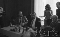 8.06.1981, Warszawa, Polska.
Wizyta Czesława Miłosza w Polsce po otrzymaniu Literackiej Nagrody Nobla - spotkanie w siedzibie wydawnictwa 
