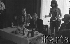 8.06.1981, Warszawa, Polska.
Wizyta Czesława Miłosza w Polsce po otrzymaniu Literackiej Nagrody Nobla - spotkanie w siedzibie wydawnictwa 