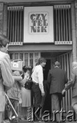 8.06.1981, Warszawa, Polska.
Wizyta Czesława Miłosza w Polsce po otrzymaniu Literackiej Nagrody Nobla - noblista (odwrócony) przed siedzibą wydawnictwa 