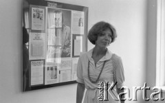 6-12.06.1981, Warszawa, Polska.
Wizyta Czesława Miłosza w Polsce po otrzymaniu Literackiej Nagrody Nobla - Carol Thigpen przed gablotą poświęconą polskiemu nobliście.
Fot. NN, zbiory Ośrodka KARTA/Independent Polish Agency (IPA) przekazał Józef Lebenbaum