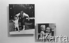 6-12.06.1981, Warszawa, Polska.
Wizyta Czesława Miłosza w Polsce po otrzymaniu Literackiej Nagrody Nobla - zdjęcia rodzinne przedstawione na wystawie poświęconej polskiemu nobliście w Muzeum Literatury im. Adama Mickiewicza.
Fot. NN, zbiory Ośrodka KARTA/Independent Polish Agency (IPA) przekazał Józef Lebenbaum