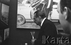 6-12.06.1981, Warszawa, Polska.
Wizyta Czesława Miłosza w Polsce po otrzymaniu Literackiej Nagrody Nobla - pisarz ogląda wystawę  w Muzeum Literatury im. Adama Mickiewicza zorganizowaną z okazji przyznania mu Literackiej Nagrody Nobla.
Fot. NN, zbiory Ośrodka KARTA/Independent Polish Agency (IPA) przekazał Józef Lebenbaum