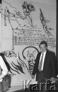6-12.06.1981, Warszawa, Polska.
Wizyta Czesława Miłosza w Polsce po otrzymaniu Literackiej Nagrody Nobla - pisarz ogląda wystawę  w Muzeum Literatury im. Adama Mickiewicza zorganizowaną z okazji przyznania mu Literackiej Nagrody Nobla.
Fot. NN, zbiory Ośrodka KARTA/Independent Polish Agency (IPA) przekazał Józef Lebenbaum