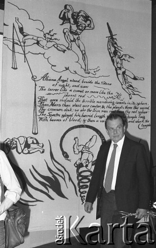 6-12.06.1981, Warszawa, Polska.
Wizyta Czesława Miłosza w Polsce po otrzymaniu Literackiej Nagrody Nobla - pisarz ogląda wystawę  w Muzeum Literatury im. Adama Mickiewicza zorganizowaną z okazji przyznania mu Literackiej Nagrody Nobla.
Fot. NN, zbiory Ośrodka KARTA/Independent Polish Agency (IPA) przekazał Józef Lebenbaum