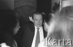 6-12.06.1981, Warszawa, Polska.
Wizyta Czesława Miłosza w Polsce po otrzymaniu Literackiej Nagrody Nobla - pisarz ogląda wystawę  w Muzeum Literatury im. Adama Mickiewicza zorganizowaną z okazji przyznania mu Literackiej Nagrody Nobla.
Fot. NN, zbiory Ośrodka KARTA/Independent Polish Agency (IPA) przekazał Józef Lebenbaum