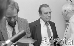 6-12.06.1981, Warszawa, Polska.
Wizyta Czesława Miłosza w Polsce po otrzymaniu Literackiej Nagrody Nobla - polski noblista z synem, Antonim Miłoszem (po lewej stronie). 
Fot. NN, zbiory Ośrodka KARTA/Independent Polish Agency (IPA) przekazał Józef Lebenbaum