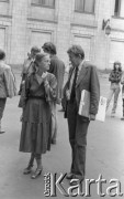 7.06.1981, Warszawa, Polska.
Wizyta Czesława Miłosza w Polsce po otrzymaniu Literackiej Nagrody Nobla. Oczekiwanie na przybycie noblisty przed siedzibą PEN Clubu w Pałacu Kultury i Nauki. 
Fot. NN, zbiory Ośrodka KARTA/Independent Polish Agency (IPA) przekazał Józef Lebenbaum