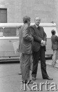 7.06.1981, Warszawa, Polska.
Wizyta Czesława Miłosza w Polsce po otrzymaniu Literackiej Nagrody Nobla. Oczekiwanie na przybycie noblisty przed siedzibą PEN Clubu w Pałacu Kultury i Nauki. 
Fot. NN, zbiory Ośrodka KARTA/Independent Polish Agency (IPA) przekazał Józef Lebenbaum